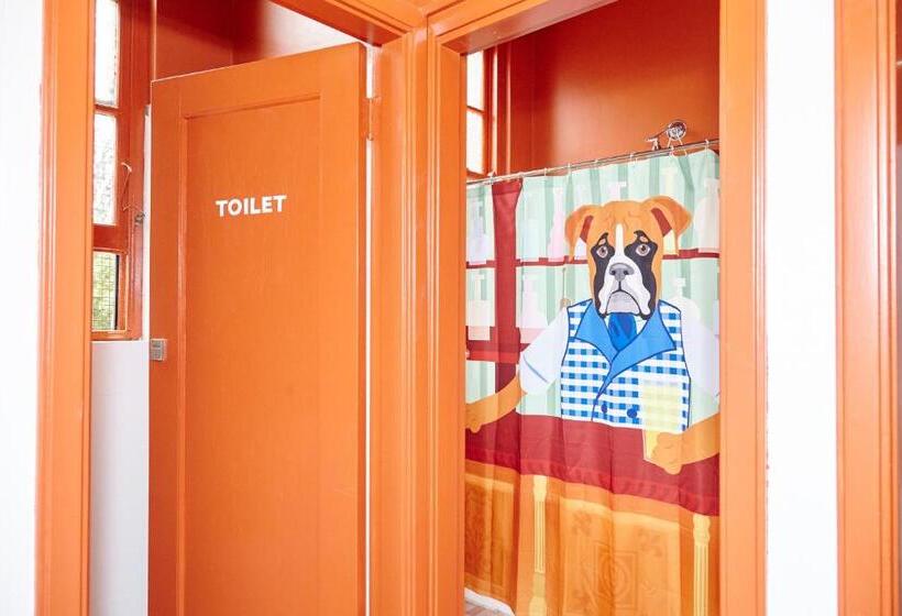 اتاق خانوادگی با سرویس بهداشتی مشترک, The Erko