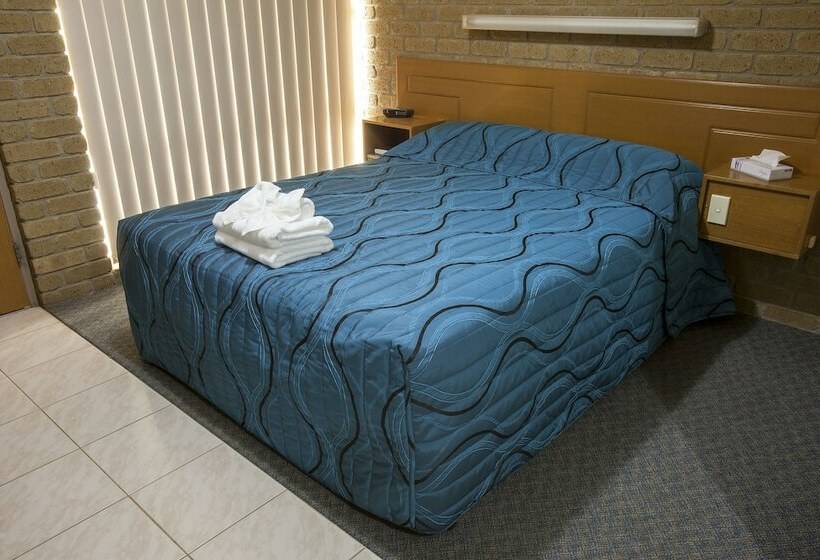 חדר משפחתי, Darling Junction Motor Inn