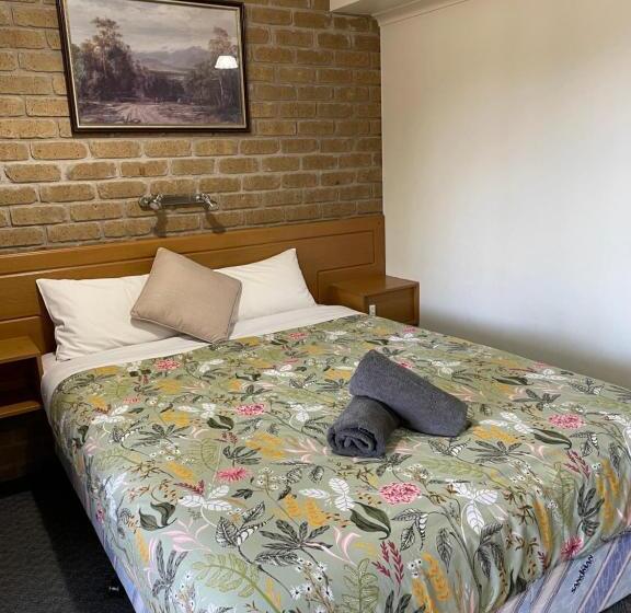 חדר משפחתי, Darling Junction Motor Inn