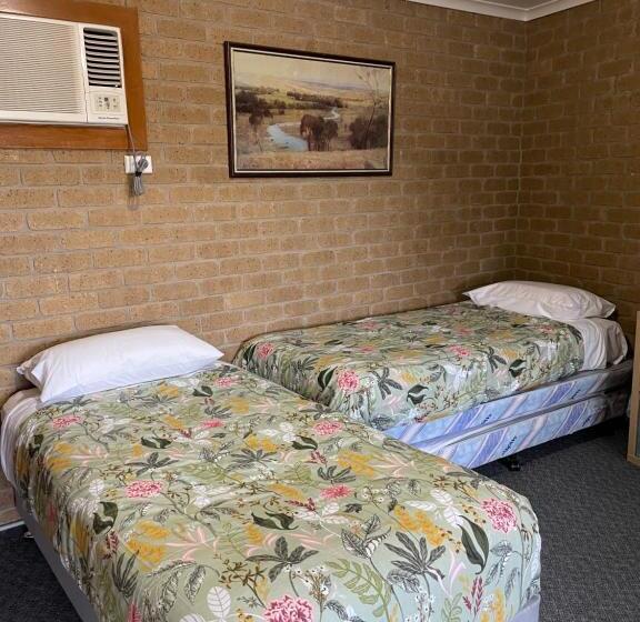 חדר משפחתי, Darling Junction Motor Inn