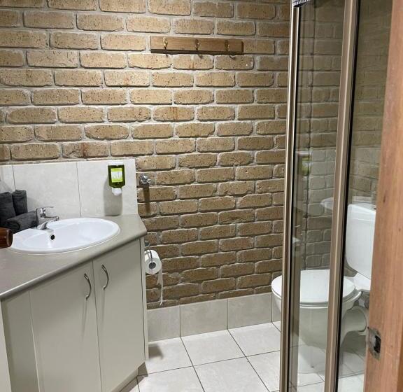 חדר משפחתי, Darling Junction Motor Inn