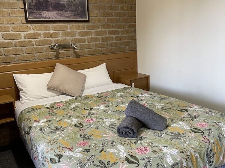 חדר משפחתי, Darling Junction Motor Inn