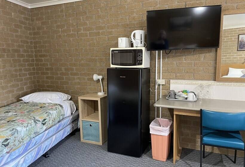 חדר משפחתי, Darling Junction Motor Inn