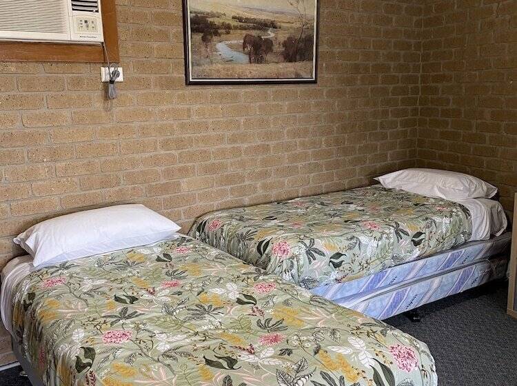 חדר משפחתי, Darling Junction Motor Inn