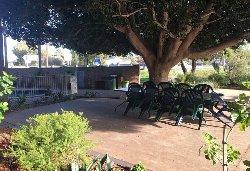 חדר משפחתי, Darling Junction Motor Inn