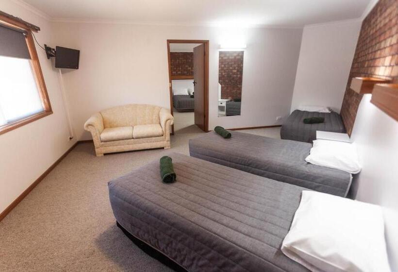 חדר משפחתי, Donald Motor Lodge