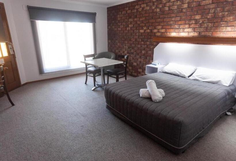 חדר משפחתי, Donald Motor Lodge