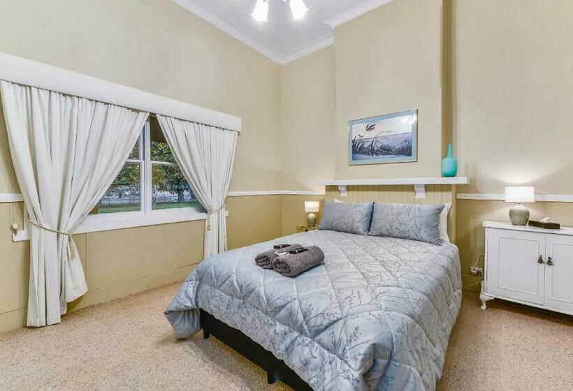 خانه 4 خوابه, The Jazz B&b