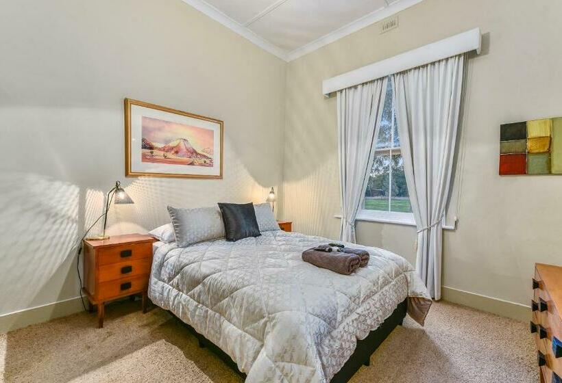 خانه 4 خوابه, The Jazz B&b