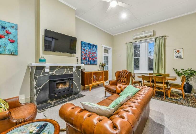 خانه 4 خوابه, The Jazz B&b