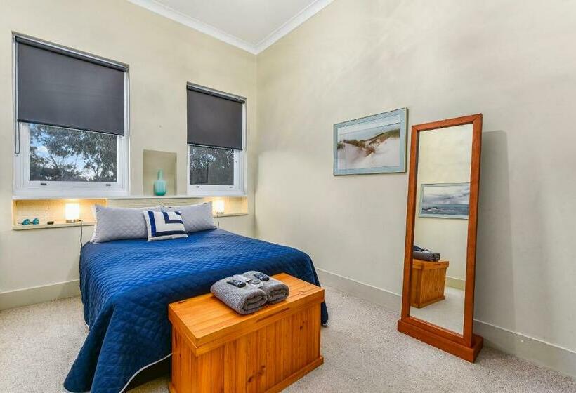 خانه 4 خوابه, The Jazz B&b