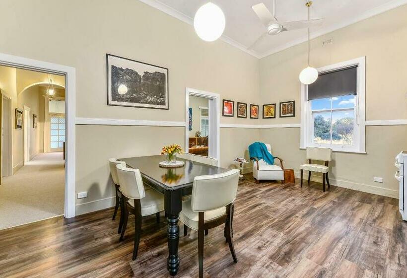 خانه 4 خوابه, The Jazz B&b