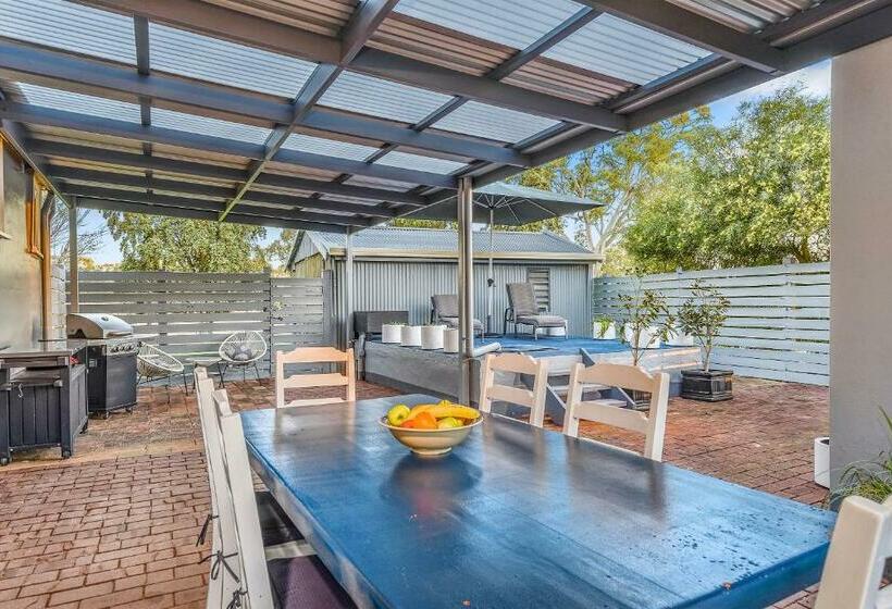 خانه 4 خوابه, The Jazz B&b