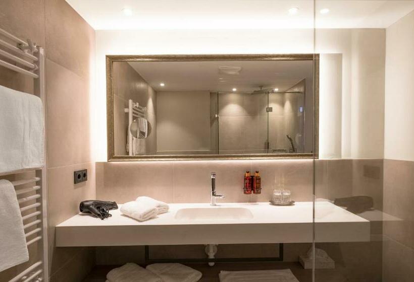 إستوديو قياسى, Vier Studios & Restaurant