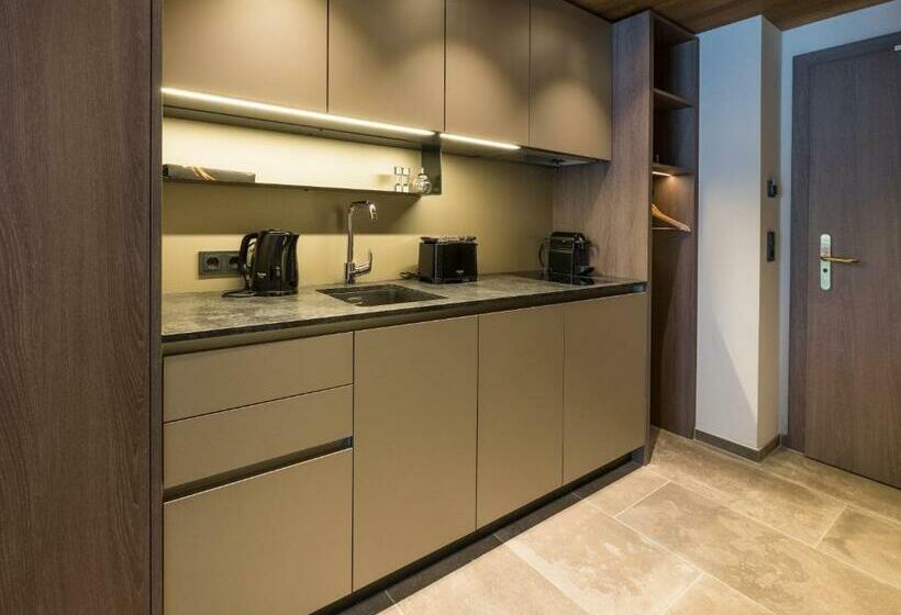 إستوديو قياسى, Vier Studios & Restaurant