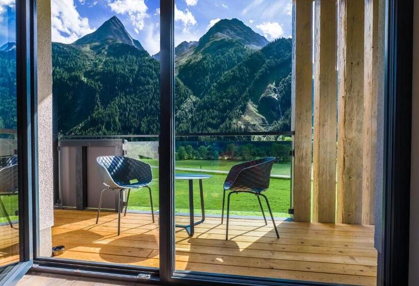 إستوديو قياسى, Vier Studios & Restaurant