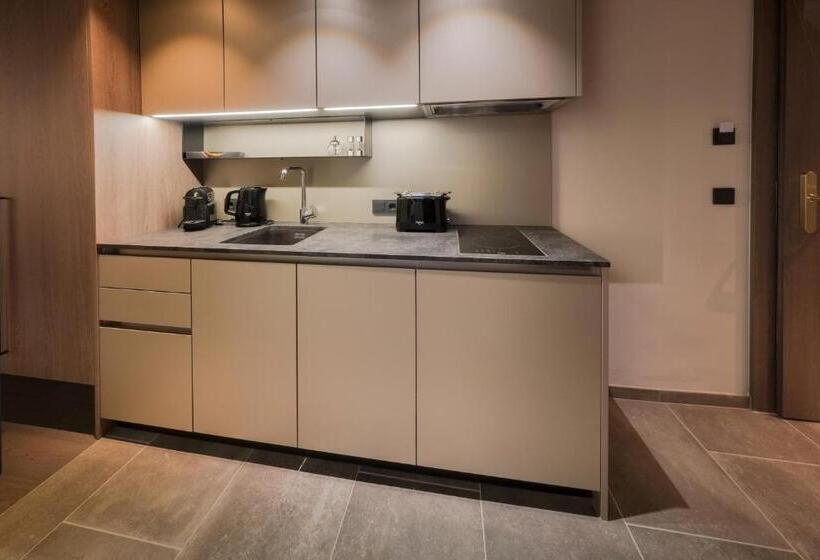 إستوديو قياسى, Vier Studios & Restaurant