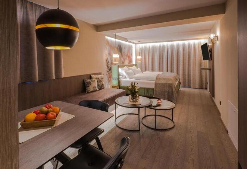 إستوديو قياسى, Vier Studios & Restaurant