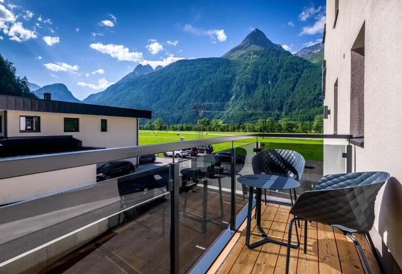 إستوديو سوبيريور, Vier Studios & Restaurant