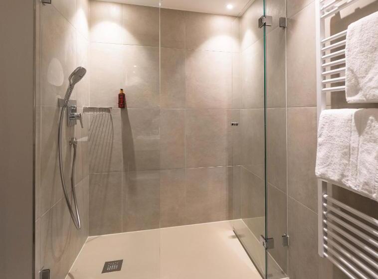 إستوديو سوبيريور, Vier Studios & Restaurant