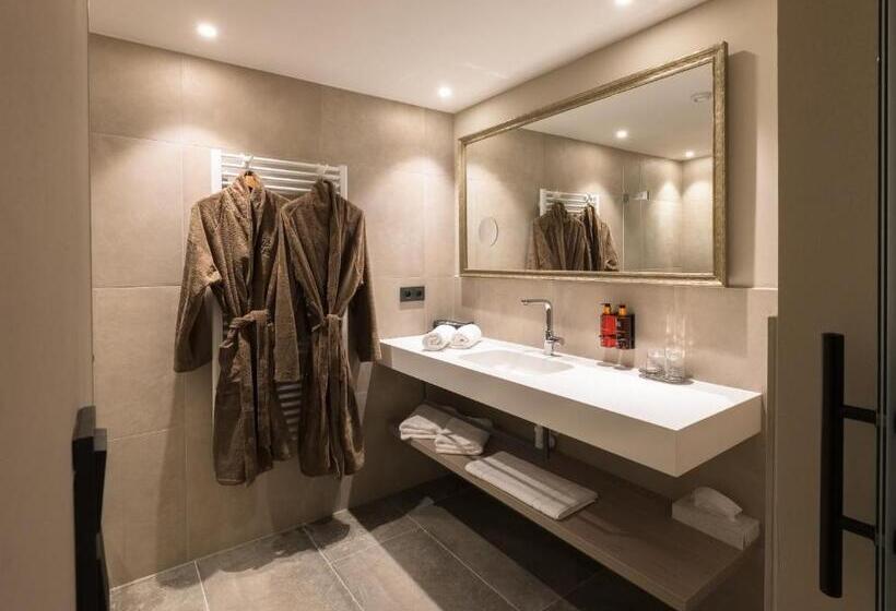 إستوديو سوبيريور, Vier Studios & Restaurant