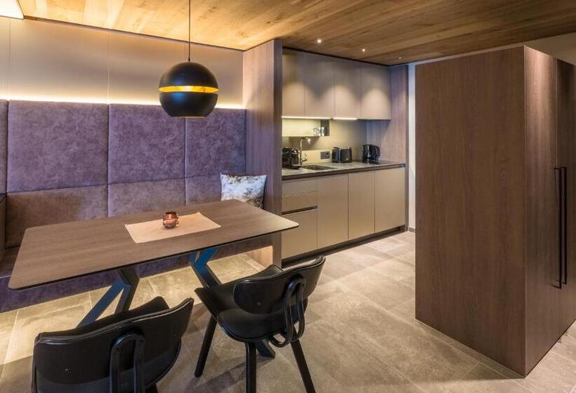 إستوديو سوبيريور, Vier Studios & Restaurant