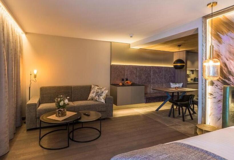 إستوديو سوبيريور, Vier Studios & Restaurant