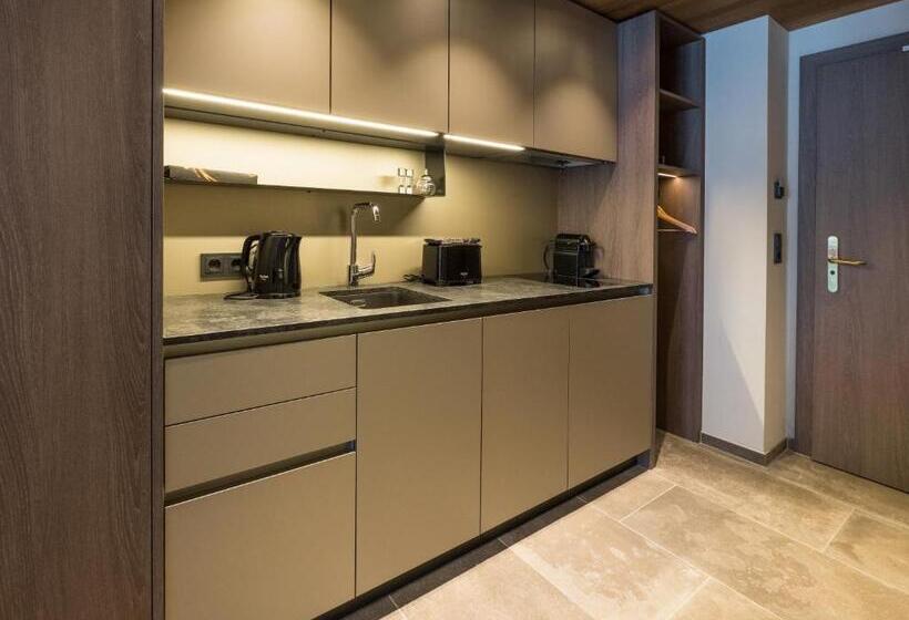 إستوديو ديلوكس, Vier Studios & Restaurant