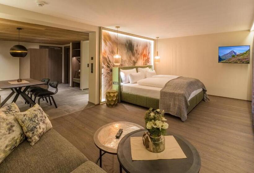 إستوديو سوبيريور, Vier Studios & Restaurant