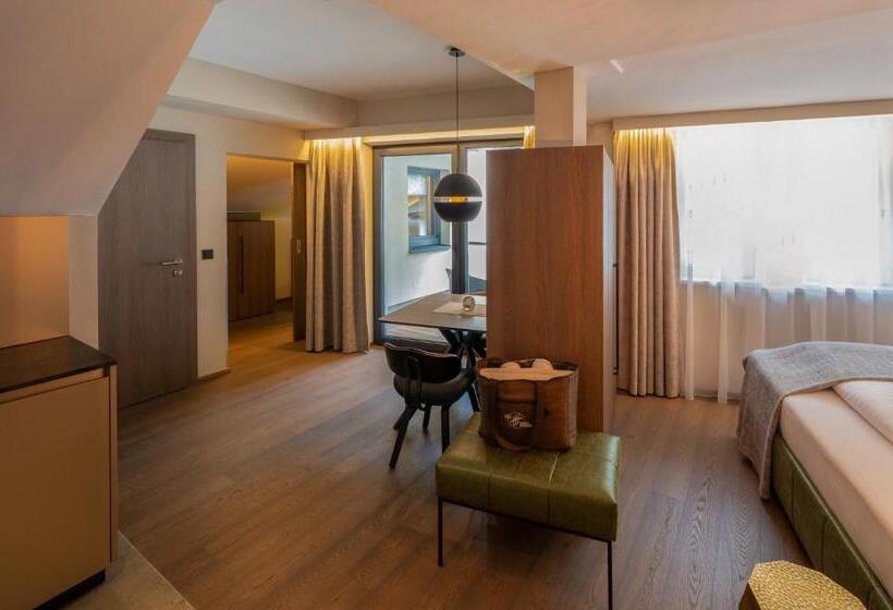 Студия Superior, Vier Studios & Restaurant