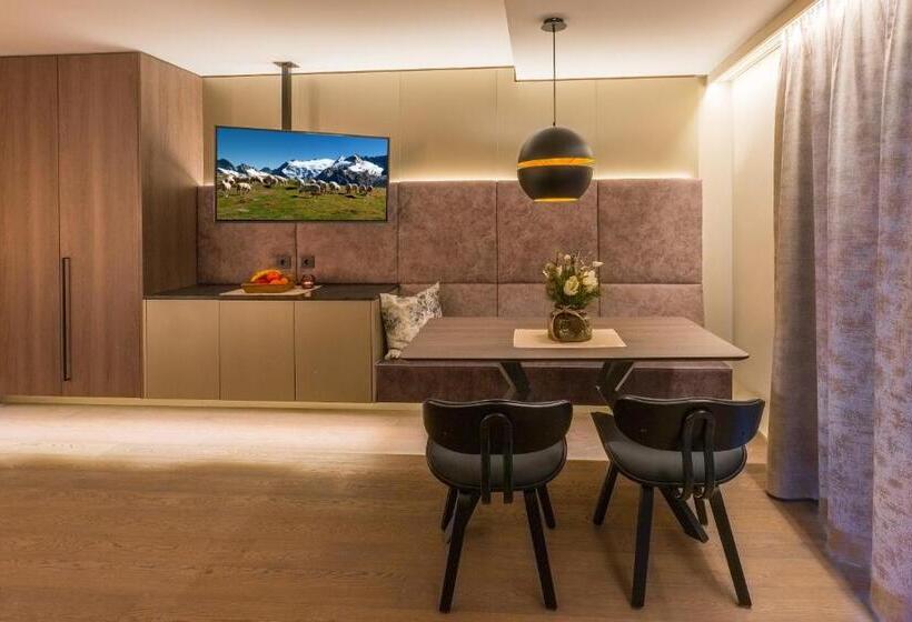 إستوديو ديلوكس, Vier Studios & Restaurant