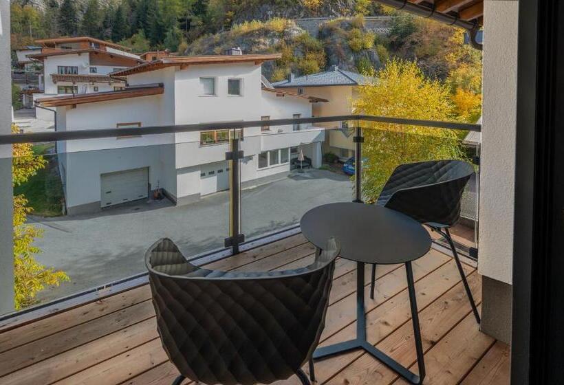 إستوديو سوبيريور, Vier Studios & Restaurant