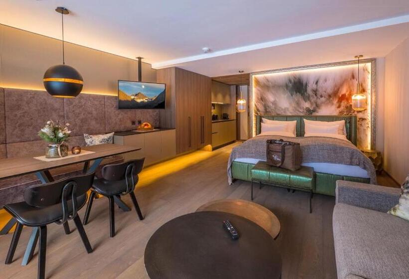 إستوديو ديلوكس, Vier Studios & Restaurant