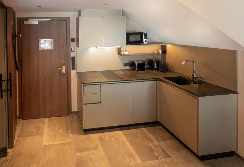 إستوديو سوبيريور, Vier Studios & Restaurant