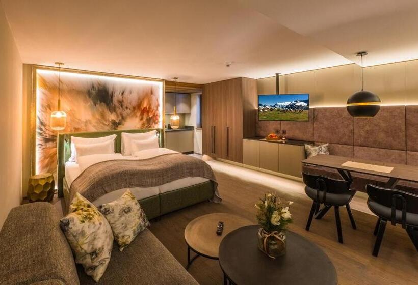 Студия Deluxe, Vier Studios & Restaurant