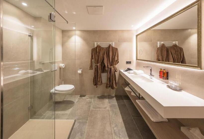 إستوديو قياسى, Vier Studios & Restaurant