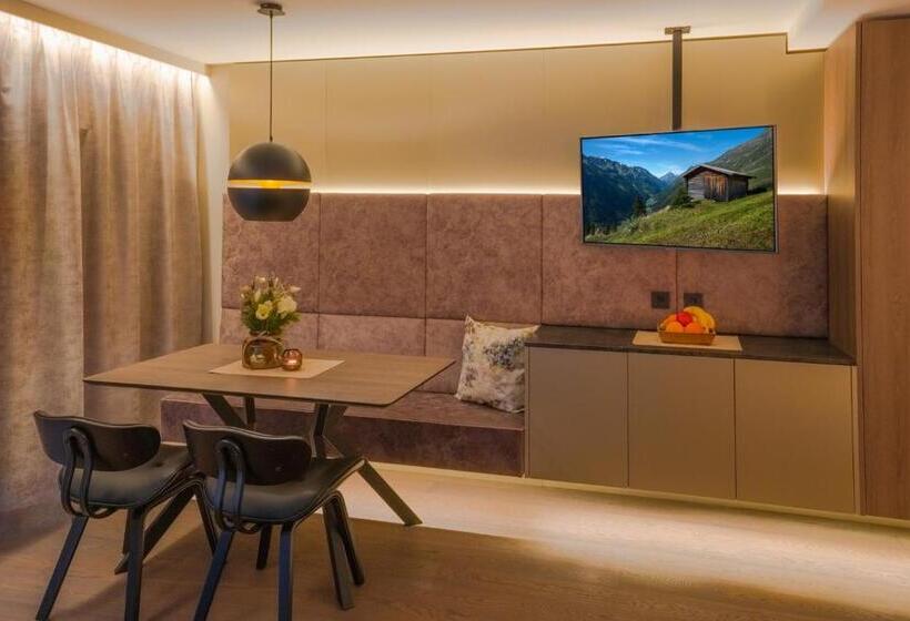 إستوديو ديلوكس, Vier Studios & Restaurant