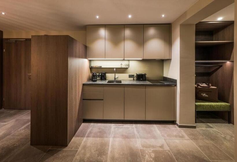 إستوديو ديلوكس, Vier Studios & Restaurant