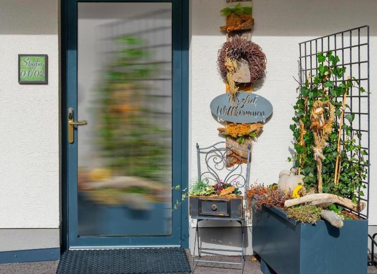 Студия Deluxe, Vier Studios & Restaurant