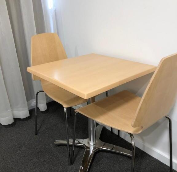 اتاق لوکس, Adelaide Airport Motel