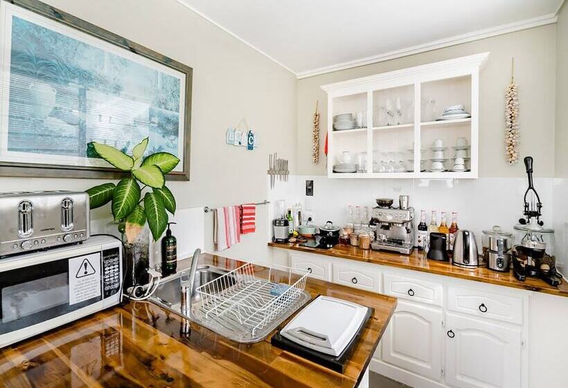 اتاق اکونومی, Freshwater Bnb