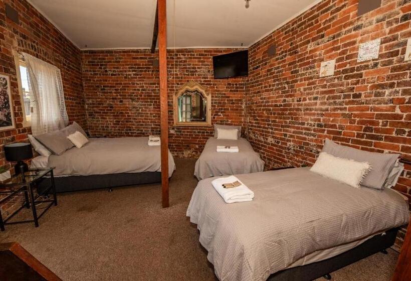 חדר משפחתי, The Centennial Hotel Gulgong