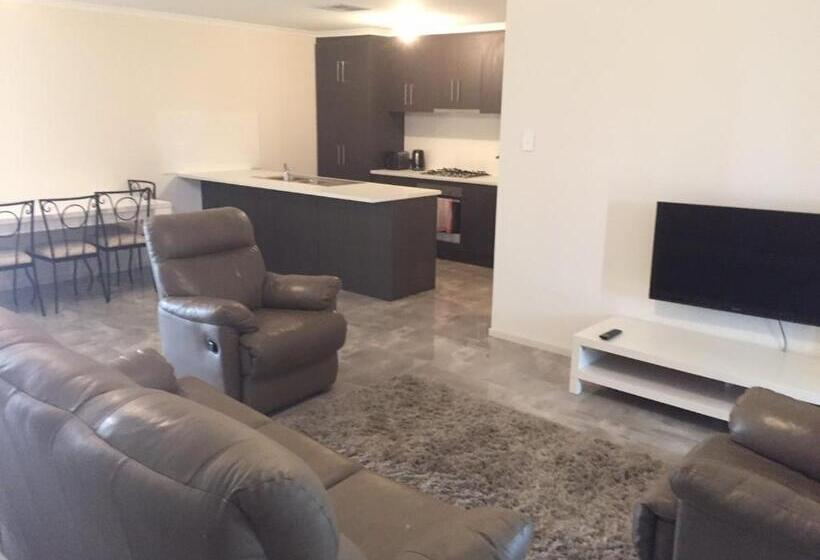 منزل 4 غرف نوم, City Centre Motel