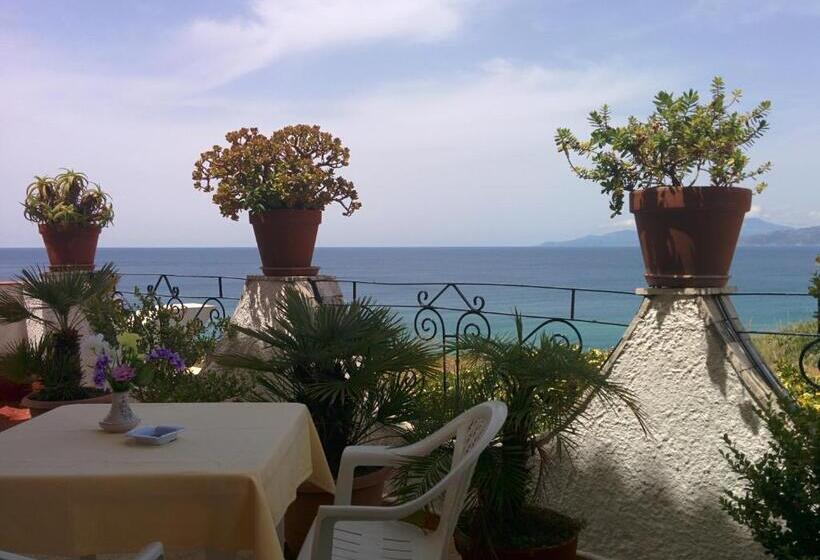 חדר סטנדרט נוף לים עם מרפסת, Albergo Villa Verde