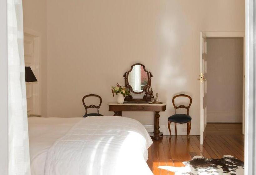 스탠다드 룸 킹사이즈 침대, Mollisons