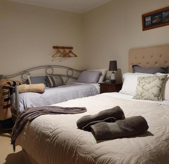 סוויטה נוף לגינה, Oaktree Guest House