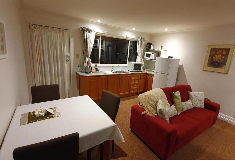 סוויטה נוף לגינה, Oaktree Guest House