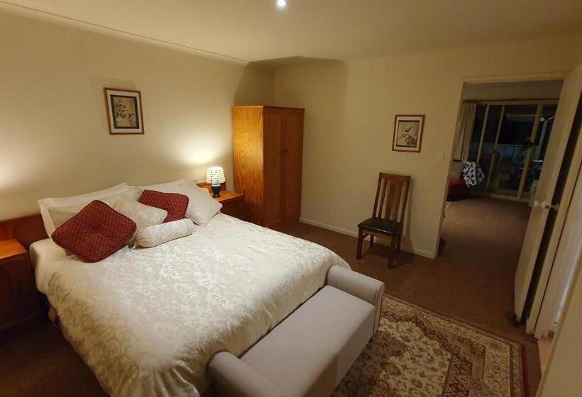 סוויטה, Oaktree Guest House