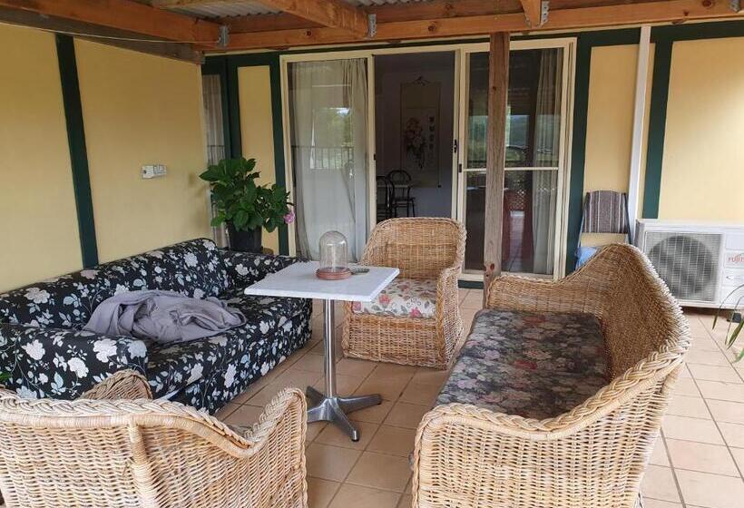 סוויטה, Oaktree Guest House