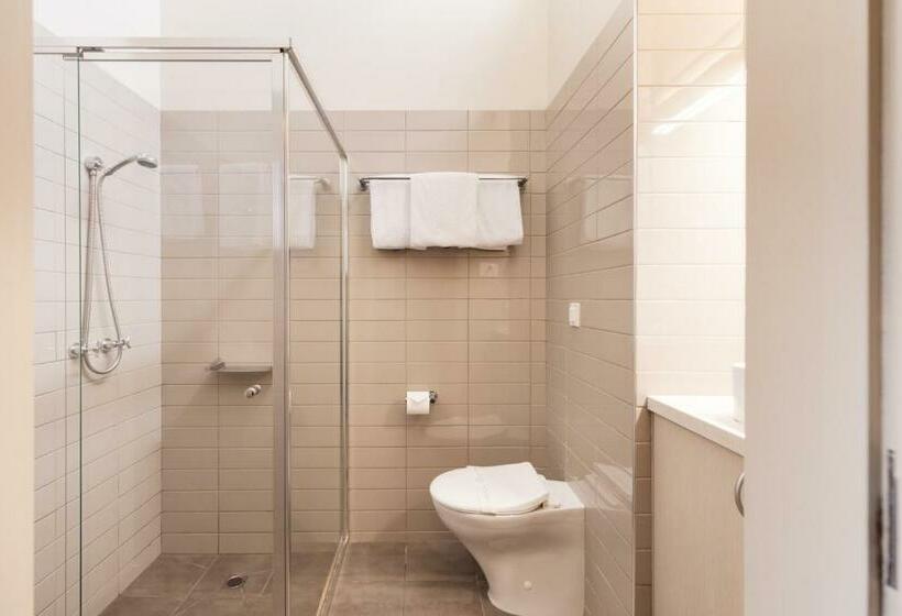 家庭间, Torquay Hotel/motel